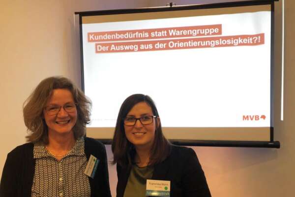Zwei Frauen vor einer Präsentation bei der Future Publish .