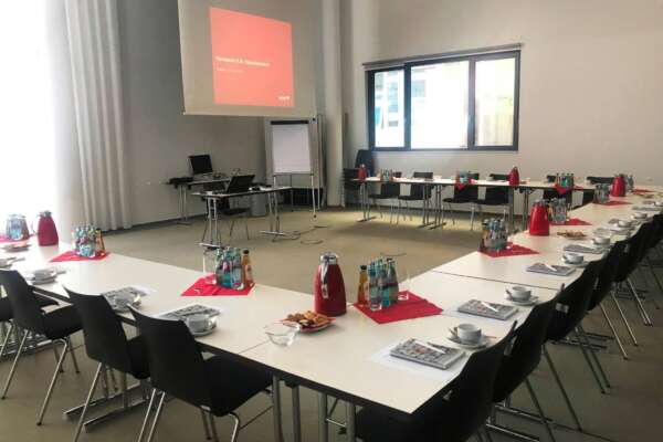 Vorbereiteter Raum beim Treffen des Fachbeirats.