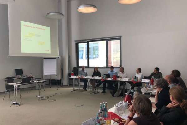 Die Teilnehmenden beim Treffen des Fachbeirats an Tischen im Seminarraum.