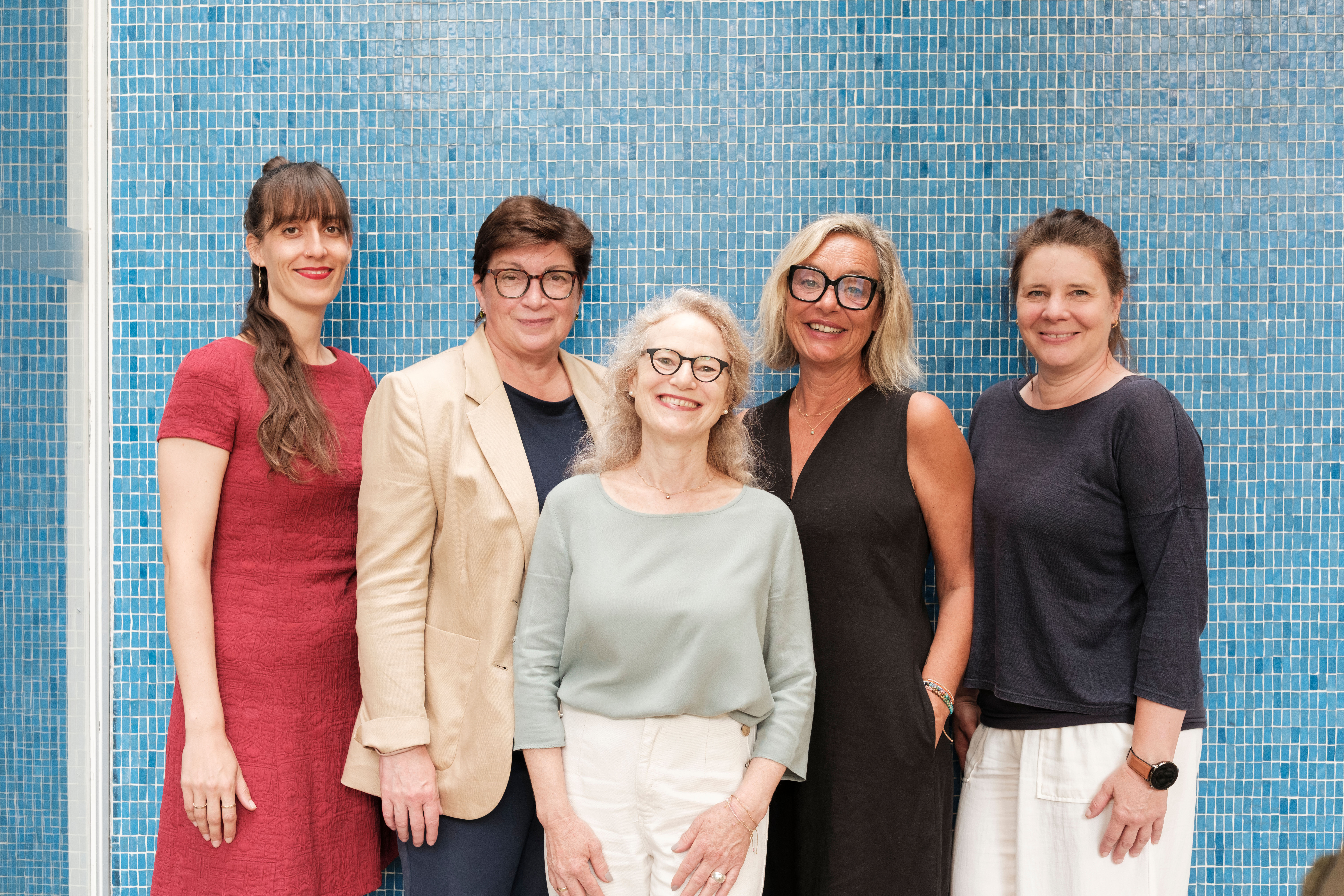 Die fünf Kolleginnen des VLB und VLB-TIX Teams vor einer blauen Wand.