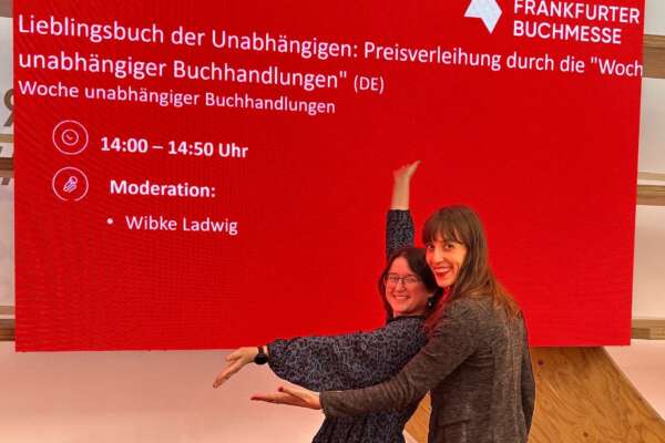 20241022 FBM Zwei Frauen vor Display der WUB Copyright Alicia Rüßmann