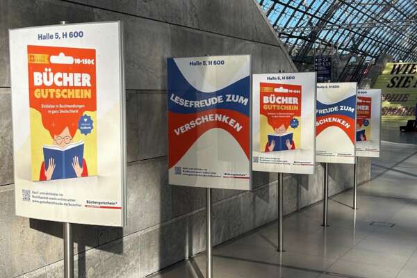 Displays mit Werbung für den Büchergutschein auf der Leipziger Buchmesse.