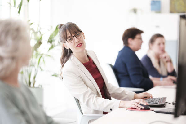 Mehrere Frauen arbeiten im Coworking Space zusammen.