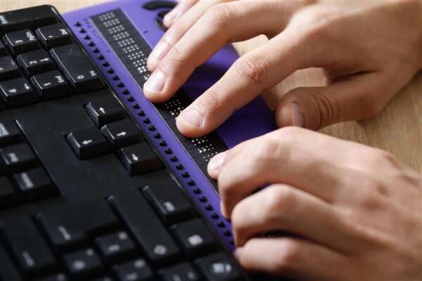 Finger benutzen Braille Tastatur