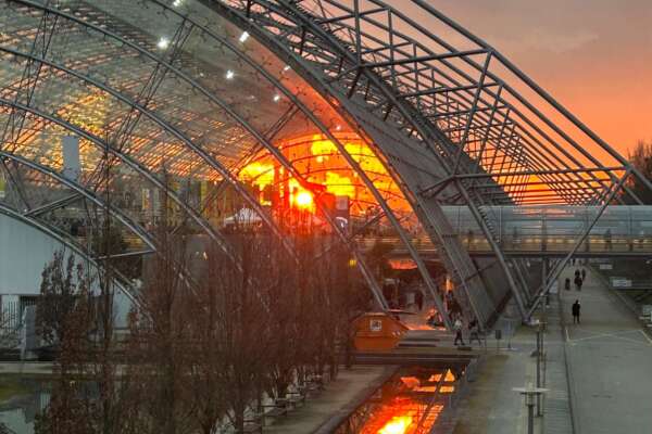 Die Leipziger Messehalle bei Sonnenuntergang.