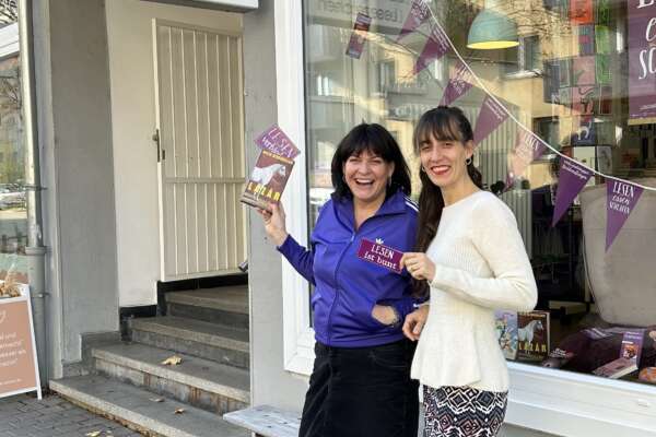 Zwei Frauen stehen vor dem Schaufenster einer Buchhandlung.
