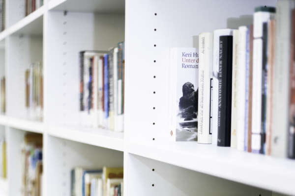 Blick auf ein Bücherregal.