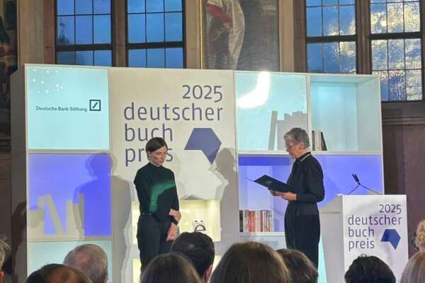 Die Preisverleihung des Deutschen Buchpreis mit der Siegerin Dorothee Elmiger und Karin Schmidt-Friderichs, die den Preis auf der Bühne verleiht.