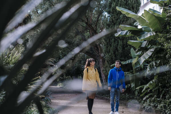 Frau (rechts) und Mann (Links) laufen durch tropischen Wald.