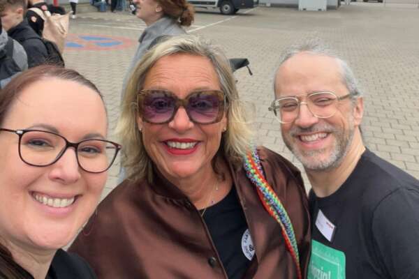Katrin, Sonja und Markus lächeln in die Kamera.