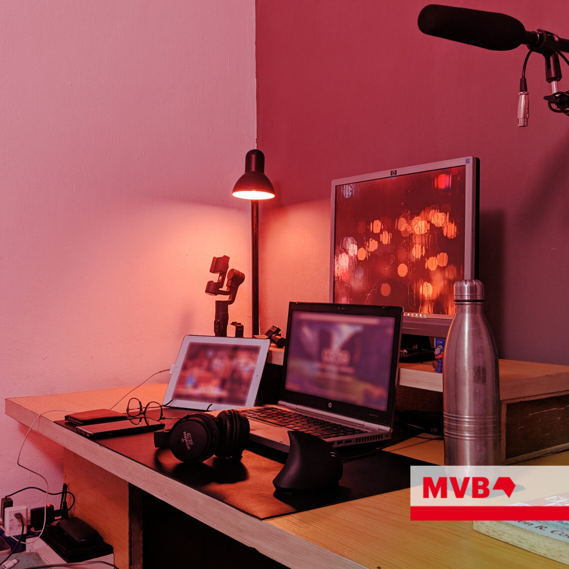 Blick auf ein Schreibtisch Set-Up im Homeoffice.