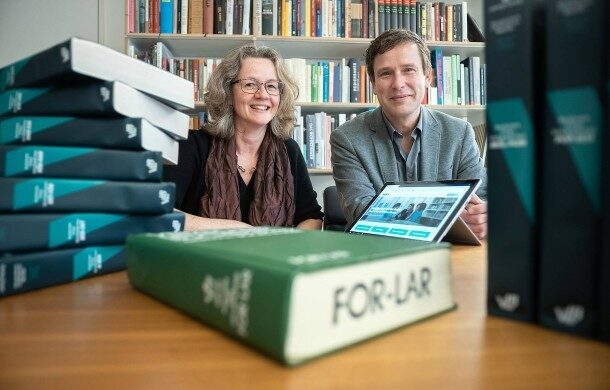 Datenerfasser: Ronald Schild und Dr. Monica Wellmann mit einer älteren Ausgabe des Bücherverzeichnisses